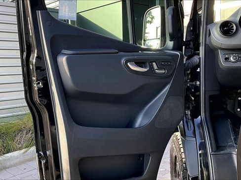 Used 2024 Mercedes-Benz Sprinter 2500 image 23