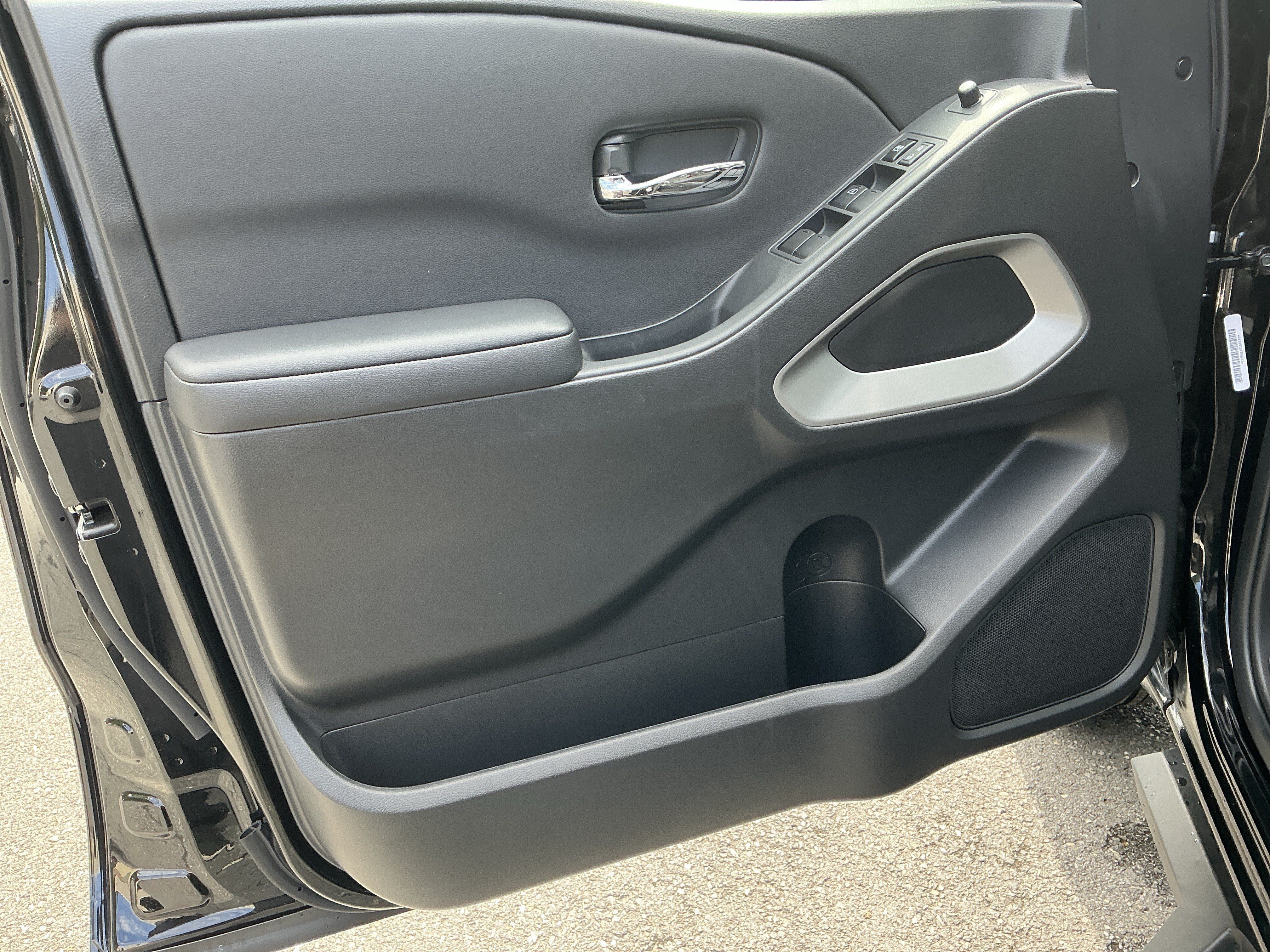 Used 2025 Nissan Frontier SV RWD image 18