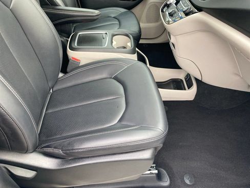 Used 2024 Chrysler Pacifica Touring-L FWD image 21