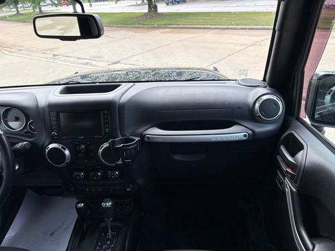 Used 2017 Jeep Wrangler Unlimited Sahara AWD/4WD image 31