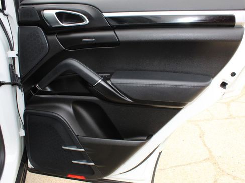 Used 2016 Porsche Cayenne Platinum Edition image 18