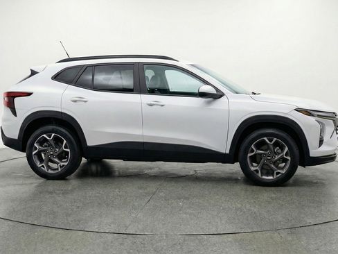 Used 2025 Chevrolet Trax LT image 11