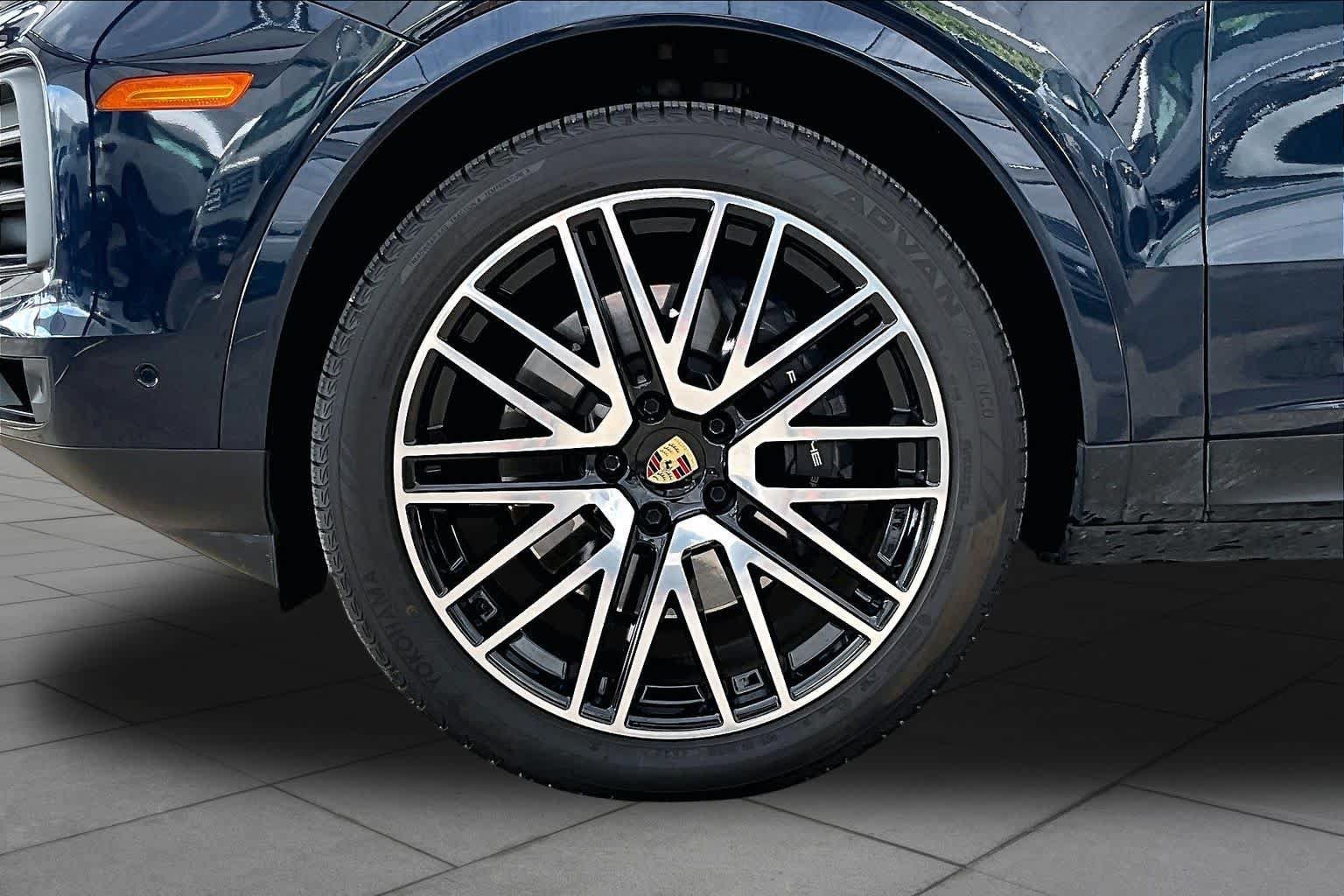 Used 2024 Porsche Cayenne AWD/4WD image 11