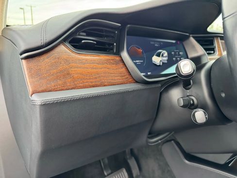 Used 2018 Tesla Model X 75D image 33