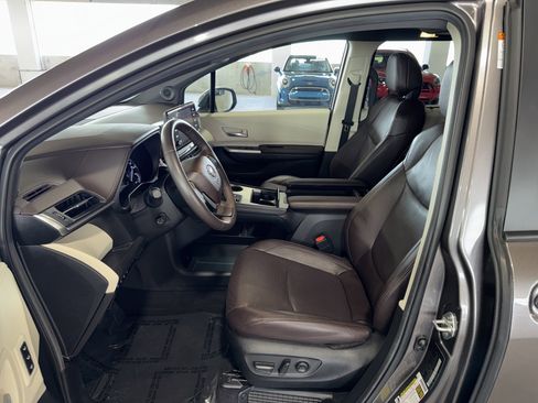 Used 2024 Toyota Sienna Platinum image 18