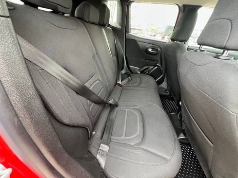 Used 2019 Jeep Renegade Latitude w/ Cold Weather Group image 25