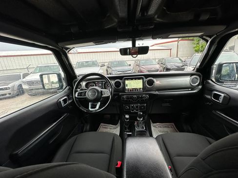 Used 2020 Jeep Gladiator Overland AWD/4WD image 14