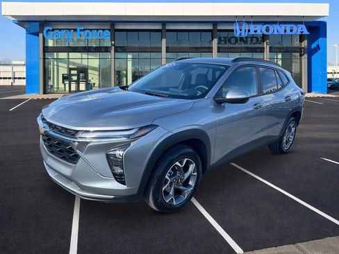 Used 2025 Chevrolet Trax LT image 4