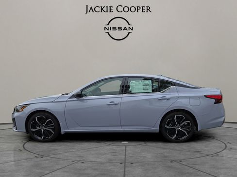 New 2025 Nissan Altima 2.5 SR image 2