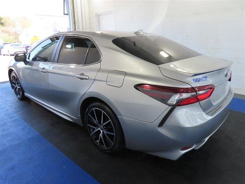 Used 2021 Toyota Camry SE image 9