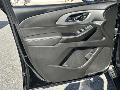 Used 2023 Chevrolet Traverse LT image 30