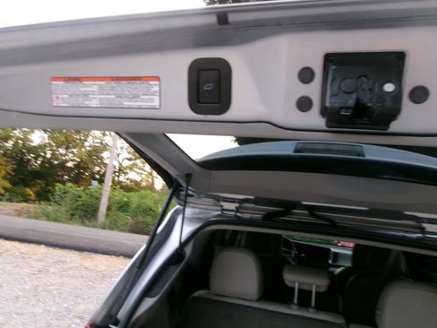 Used 2016 Toyota Sienna XLE Premium FWD image 24