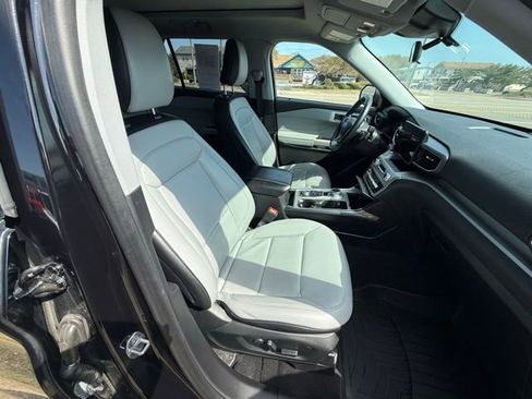 Used 2021 Ford Explorer XLT w/ Equipment Group 202A image 12