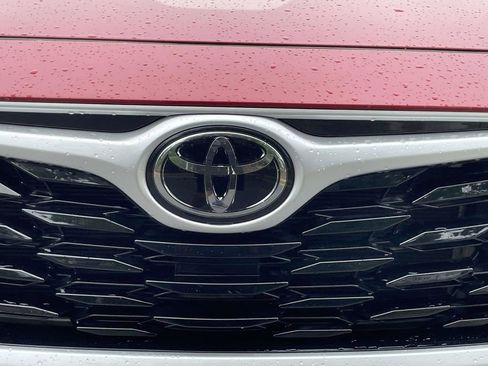 Used 2022 Toyota Highlander XLE AWD/4WD image 7