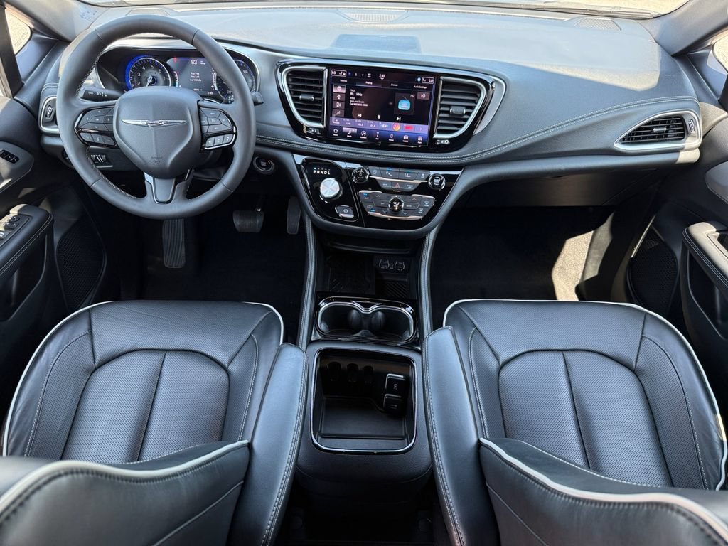 Used 2025 Chrysler Pacifica Limited FWD image 13
