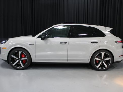 New 2025 Porsche Cayenne Turbo image 2