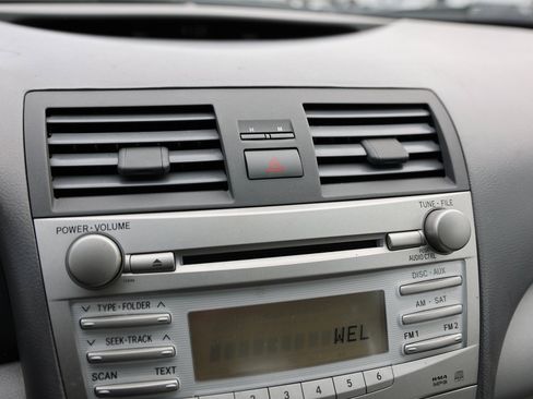 Used 2010 Toyota Camry LE image 22