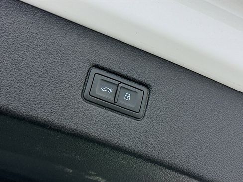 Used 2018 Audi Q7 3.0T Prestige w/ Prestige Package image 32