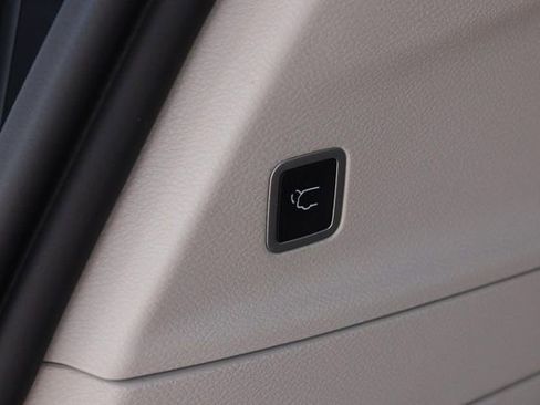 Used 2023 Chrysler Pacifica Touring-L w/ Uconnect Theater Family Group AWD/4WD image 8