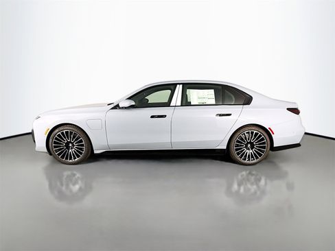 New 2026 BMW 750e xDrive image 4