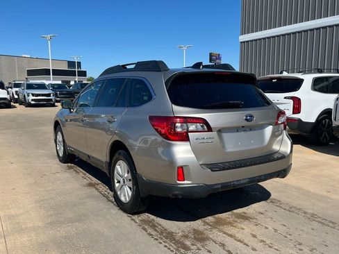 Used 2017 Subaru Outback 2.5i Premium image 2