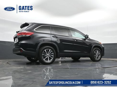 Used 2019 Toyota Highlander XLE AWD/4WD image 43