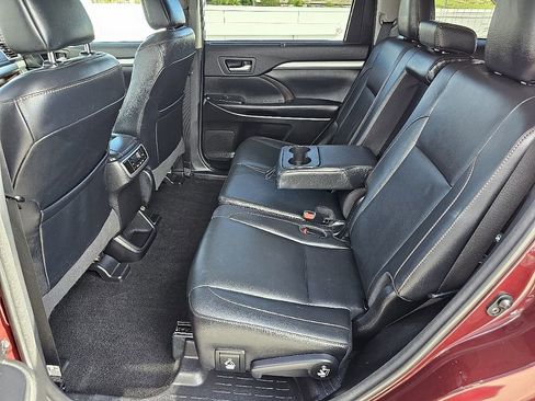 Used 2018 Toyota Highlander XLE image 22