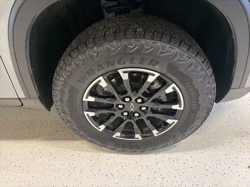 Used 2025 Chevrolet Traverse Z71 image 12