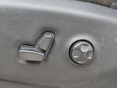Used 2024 Chrysler Pacifica Touring-L FWD image 21