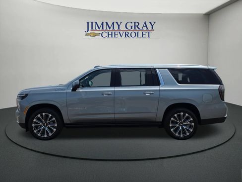 New 2026 Chevrolet Suburban High Country RWD image 2