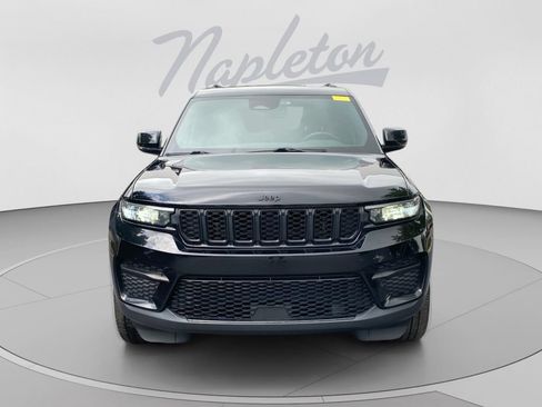 Used 2023 Jeep Grand Cherokee Altitude AWD/4WD image 9