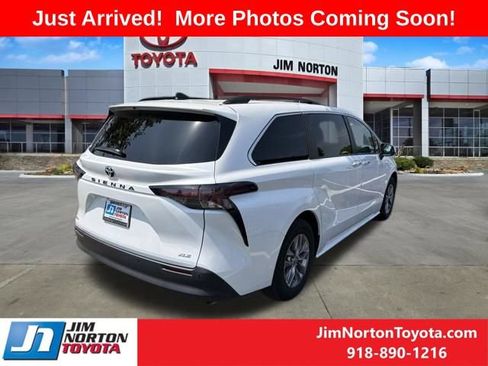 Used 2026 Toyota Sienna XLE FWD image 5