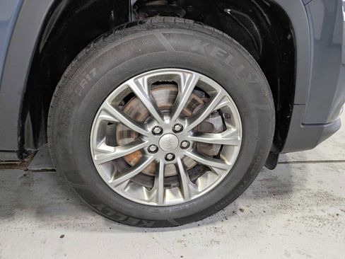 Used 2020 Jeep Cherokee Latitude Plus w/ Cold Weather Group AWD/4WD image 3