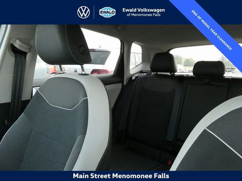 Certified 2025 Volkswagen Taos SE image 38