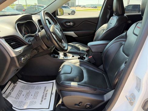 Used 2017 Jeep Cherokee Trailhawk image 12