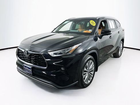 Used 2025 Toyota Highlander Platinum image 3