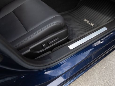 Used 2018 Acura TLX FWD image 19
