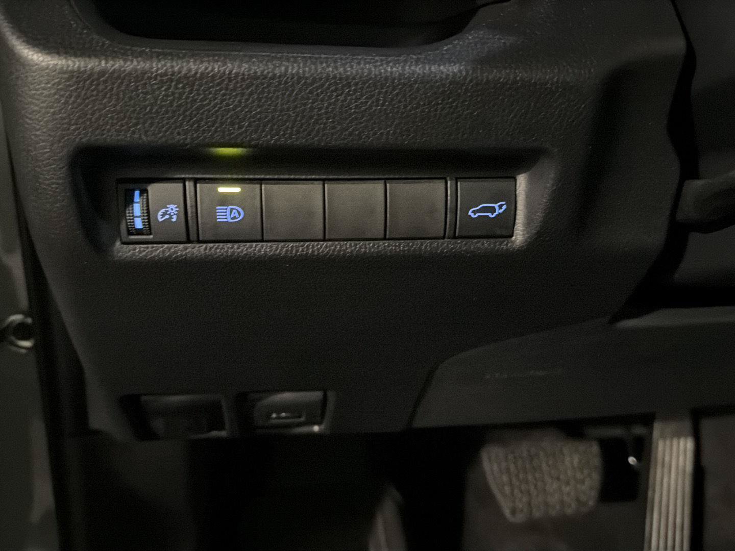 Certified 2022 Toyota RAV4 XLE w/ Convenience Package FWD image 19