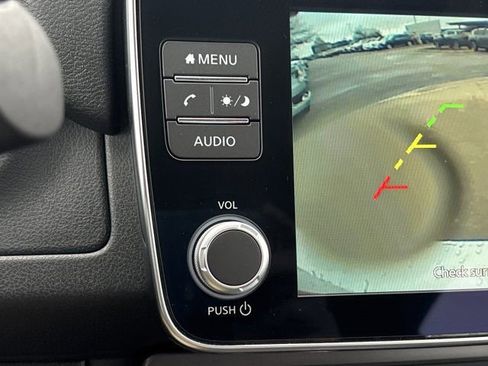 Used 2025 Nissan Leaf S image 30