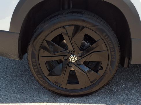 Certified 2026 Volkswagen Taos SE w/ Panoramic Sunroof Package FWD image 5