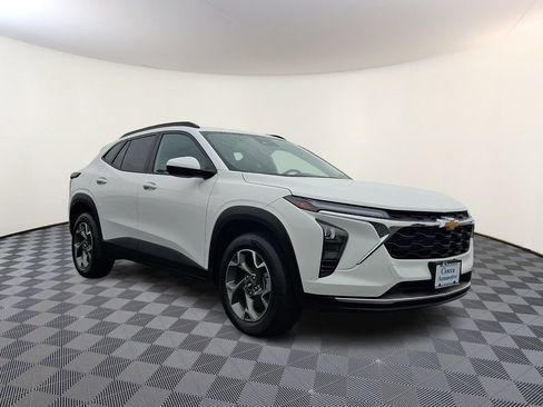 Used 2025 Chevrolet Trax LT FWD image 1