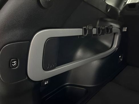 Used 2018 Jeep Cherokee Latitude Plus w/ Comfort/Convenience Group FWD image 22