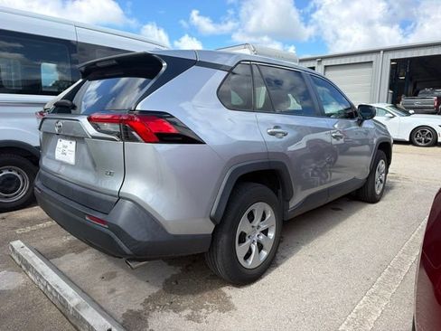 Used 2022 Toyota RAV4 LE FWD image 3
