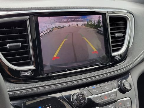 Used 2025 Chrysler Pacifica Limited FWD image 22