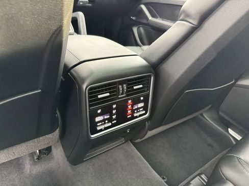 Used 2023 Porsche Cayenne Platinum Edition image 27