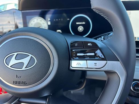 Used 2025 Hyundai Elantra Limited image 16