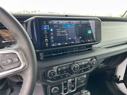 Used 2025 Jeep Wrangler Unlimited Sahara AWD/4WD image 18