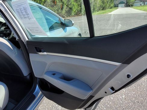 Used 2020 Hyundai Elantra SE FWD image 13