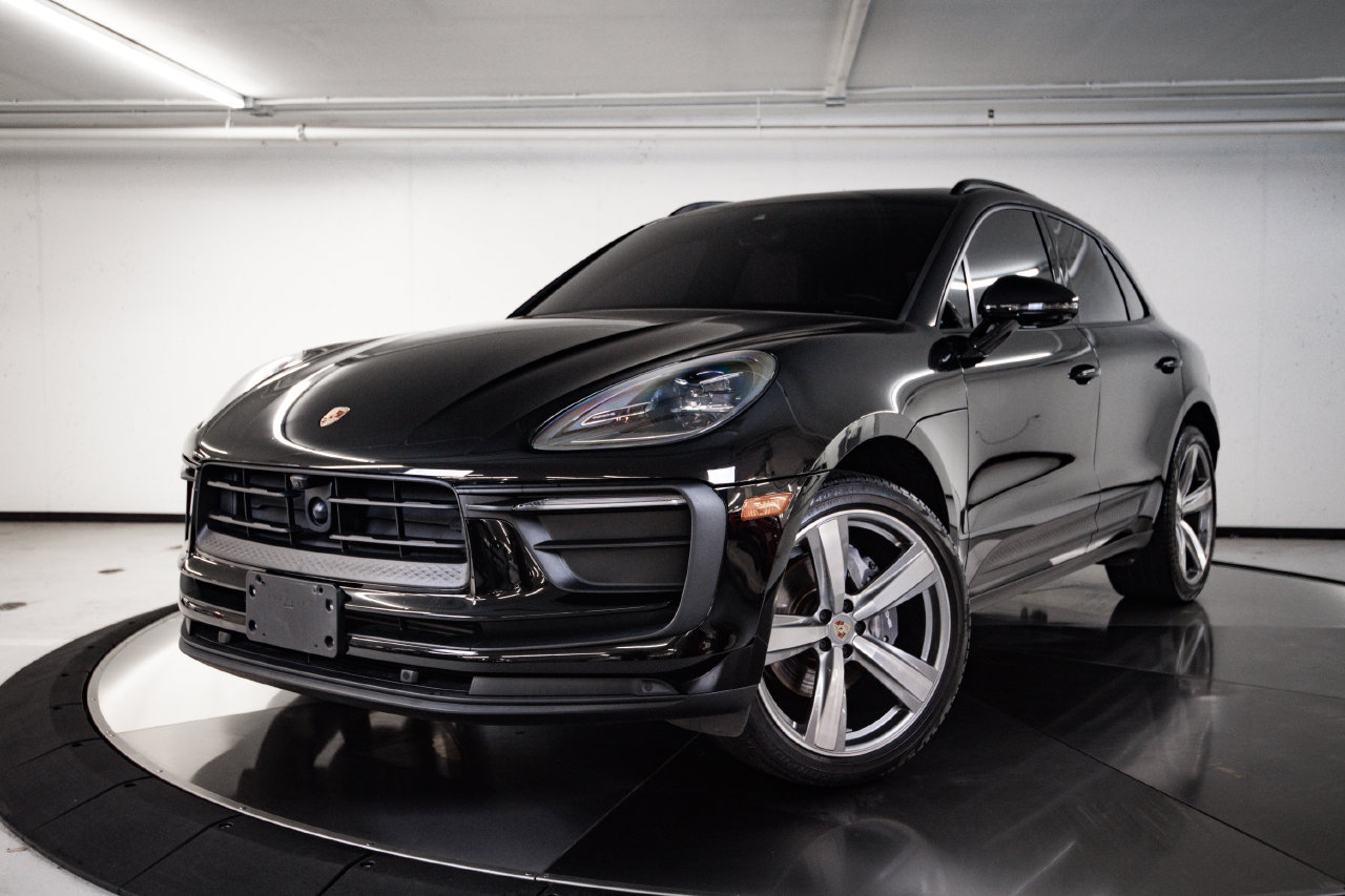 Certified 2024 Porsche Macan AWD/4WD image 1