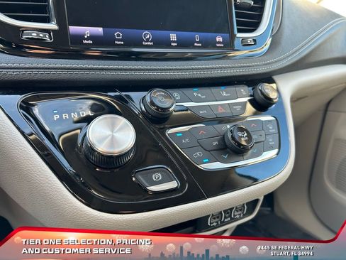 Used 2023 Chrysler Pacifica Touring-L image 31